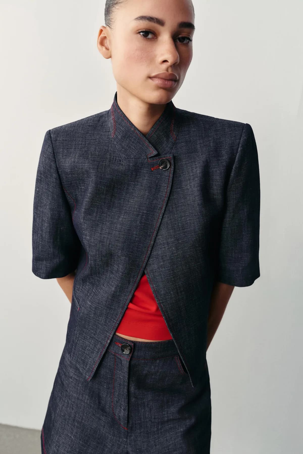 VESTE MANCHES COURTES EN LIN À SURPIQÛRES CONTRASTÉES
