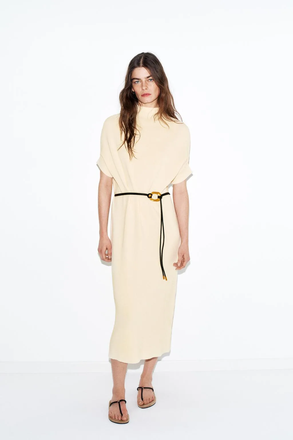ROBE EN MAILLE AVEC CEINTURE
